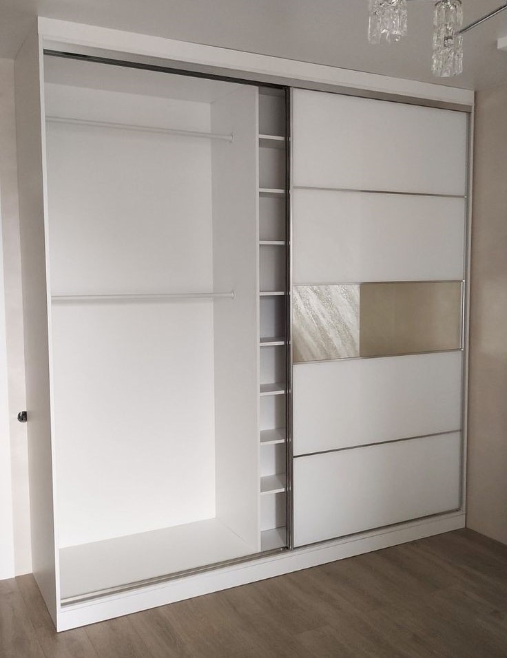 Шкаф купе белый с зеркалом. Фото 1