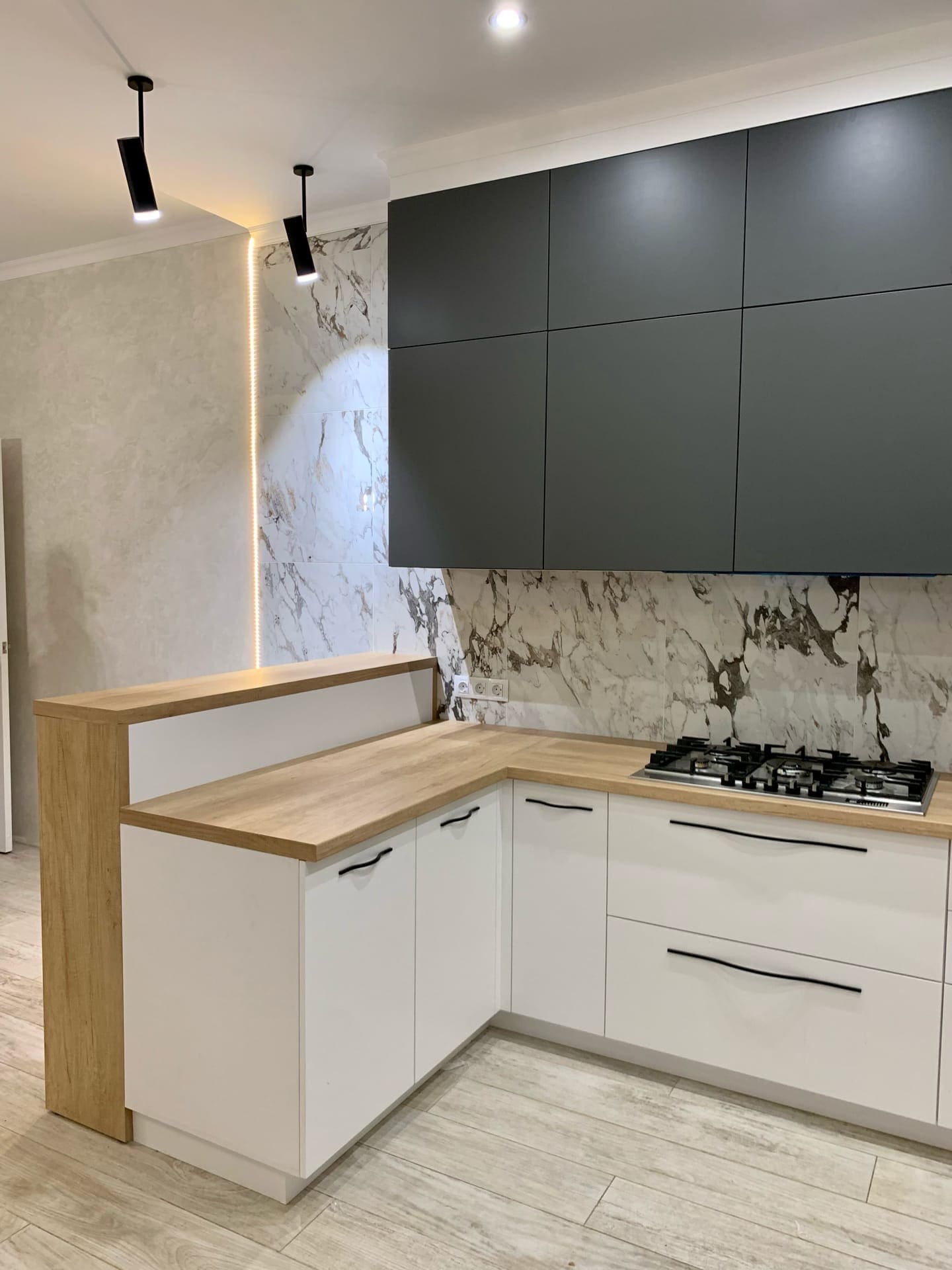 Кухня с натуральным деревом и графитовыми антресолями . Фото 8