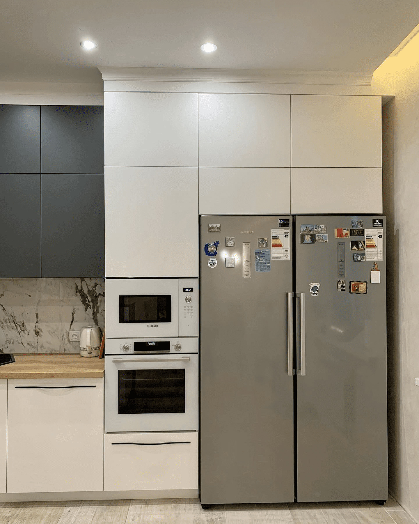 Кухня с натуральным деревом и графитовыми антресолями . Фото 4