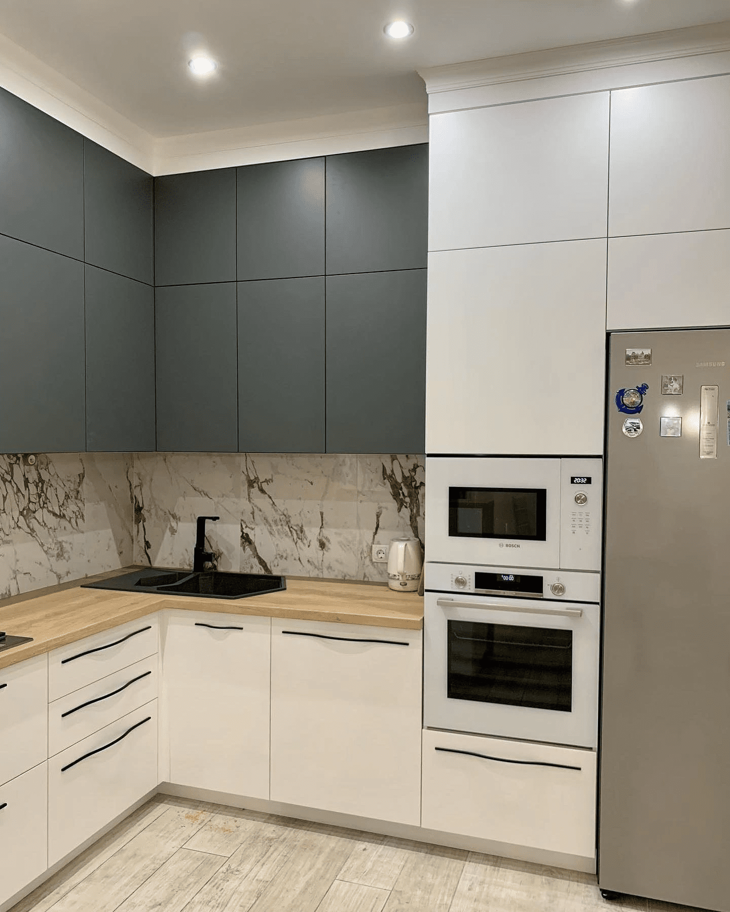 Кухня с натуральным деревом и графитовыми антресолями . Фото 6