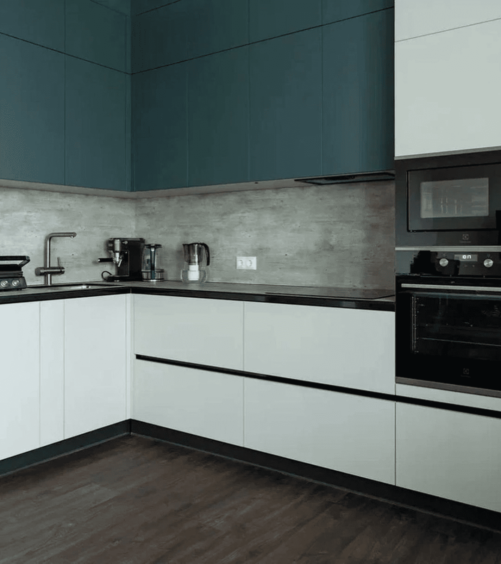 Кухня с изумрудным акцентом . Фото 1