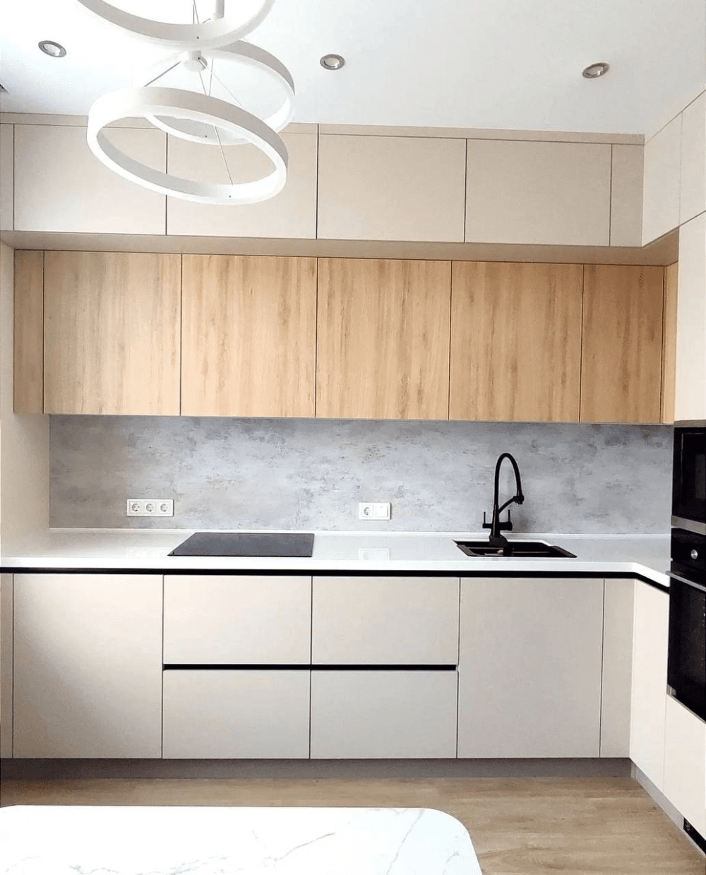 Лаконичная белая кухня с деревянными элементами. Фото 1