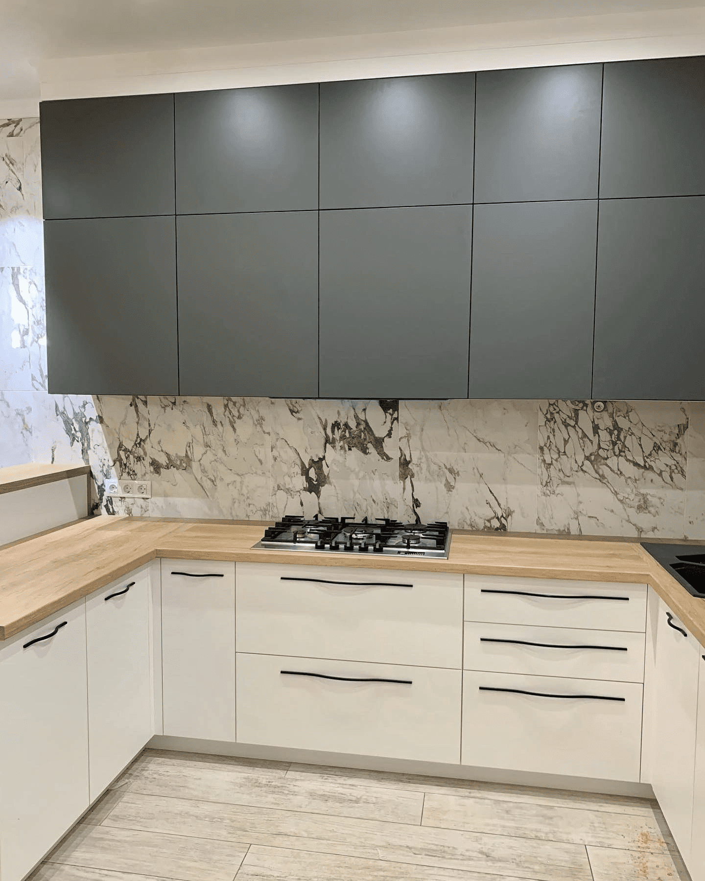 Кухня с натуральным деревом и графитовыми антресолями . Фото 7