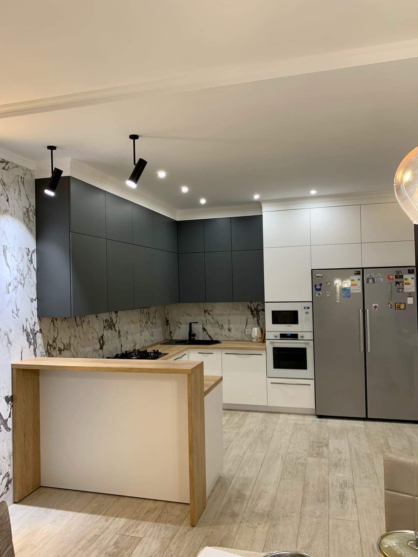 Кухня с натуральным деревом и графитовыми антресолями . Фото 10