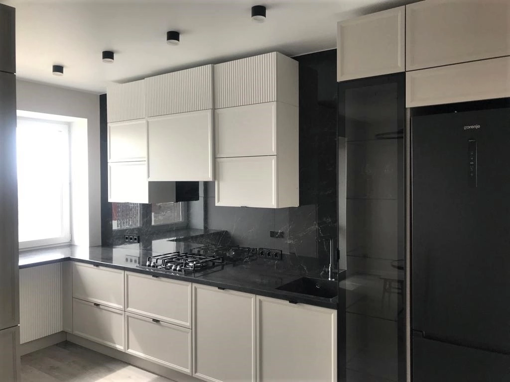 Компактная черно-белая кухня. Фото 2