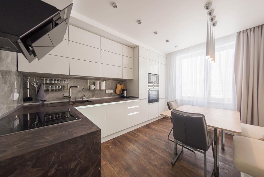 Белая глянцевая кухня с гранитом. Фото 2