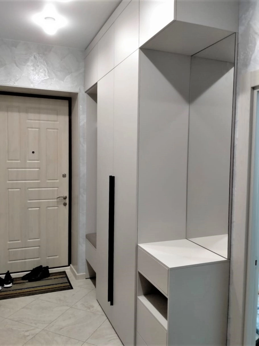 Локаничная прямая прихожая. Фото 2