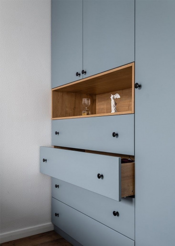 Современный шкаф с комодом. Фото 2