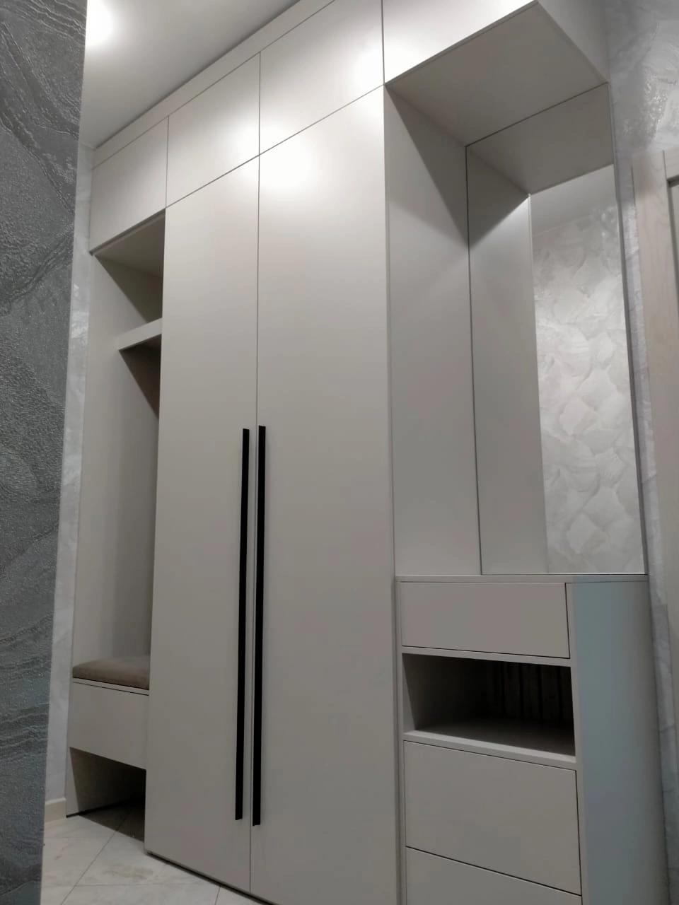 Локаничная прямая прихожая. Фото 1