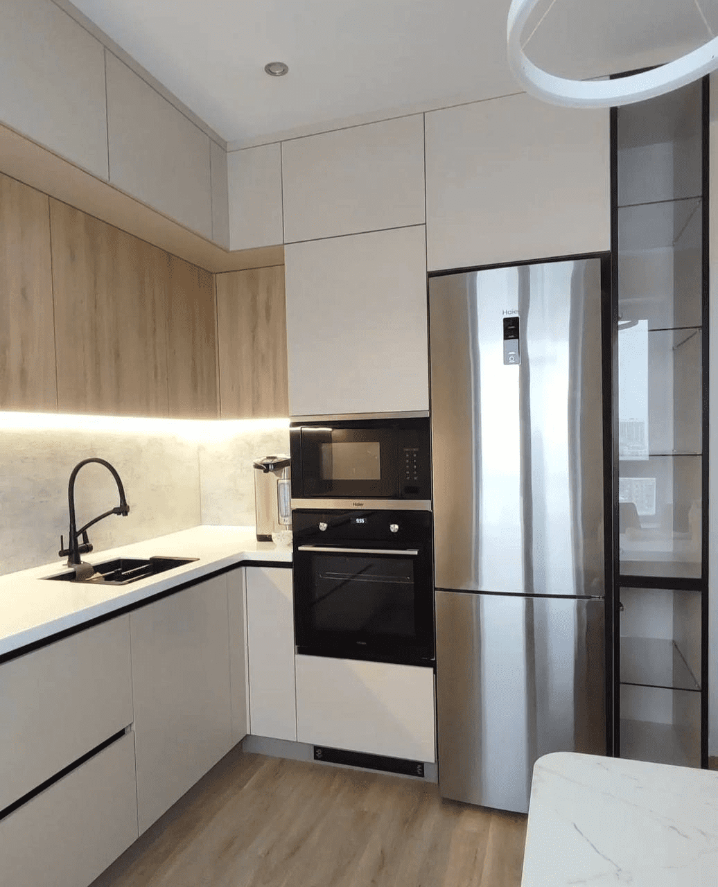 Лаконичная белая кухня с деревянными элементами. Фото 4