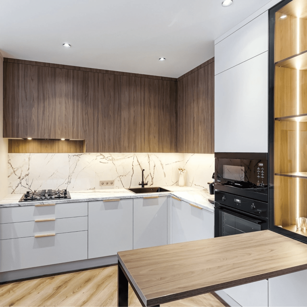 Изящная кухная с мраморной столешницей. Фото 1