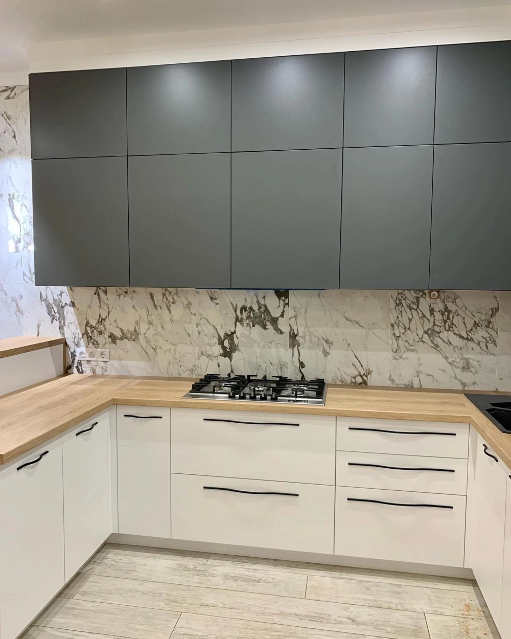 Кухня с натуральным деревом и графитовыми антресолями . Фото 1