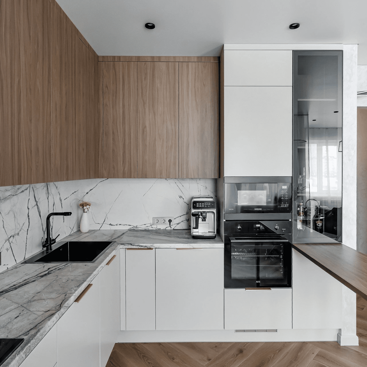 Изящная кухная с мраморной столешницей. Фото 4