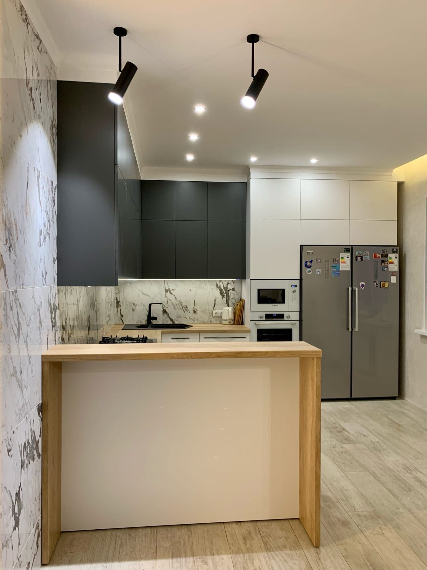 Кухня с натуральным деревом и графитовыми антресолями . Фото 9