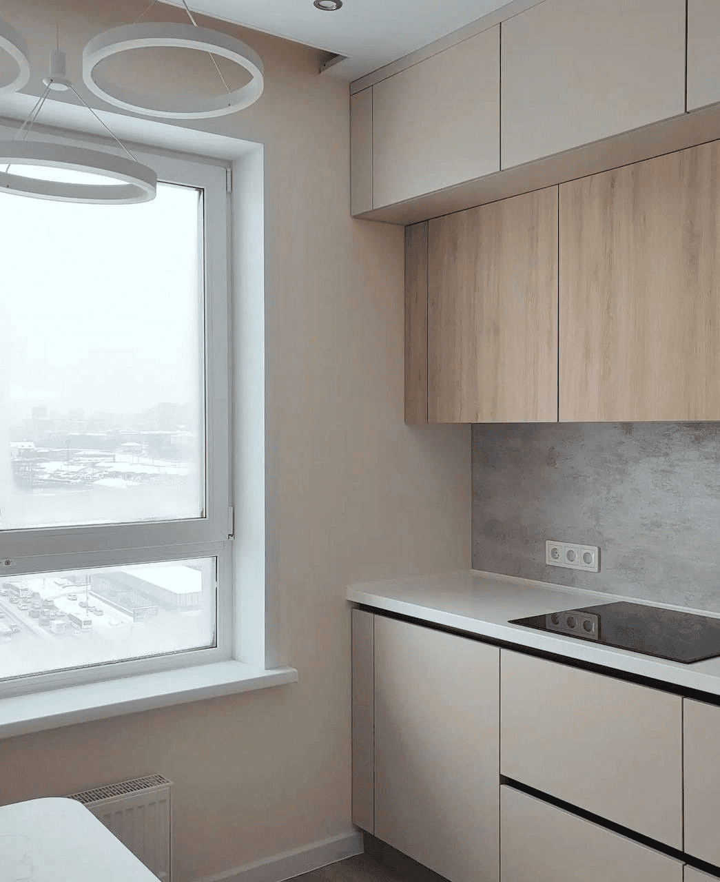 Лаконичная белая кухня с деревянными элементами. Фото 2